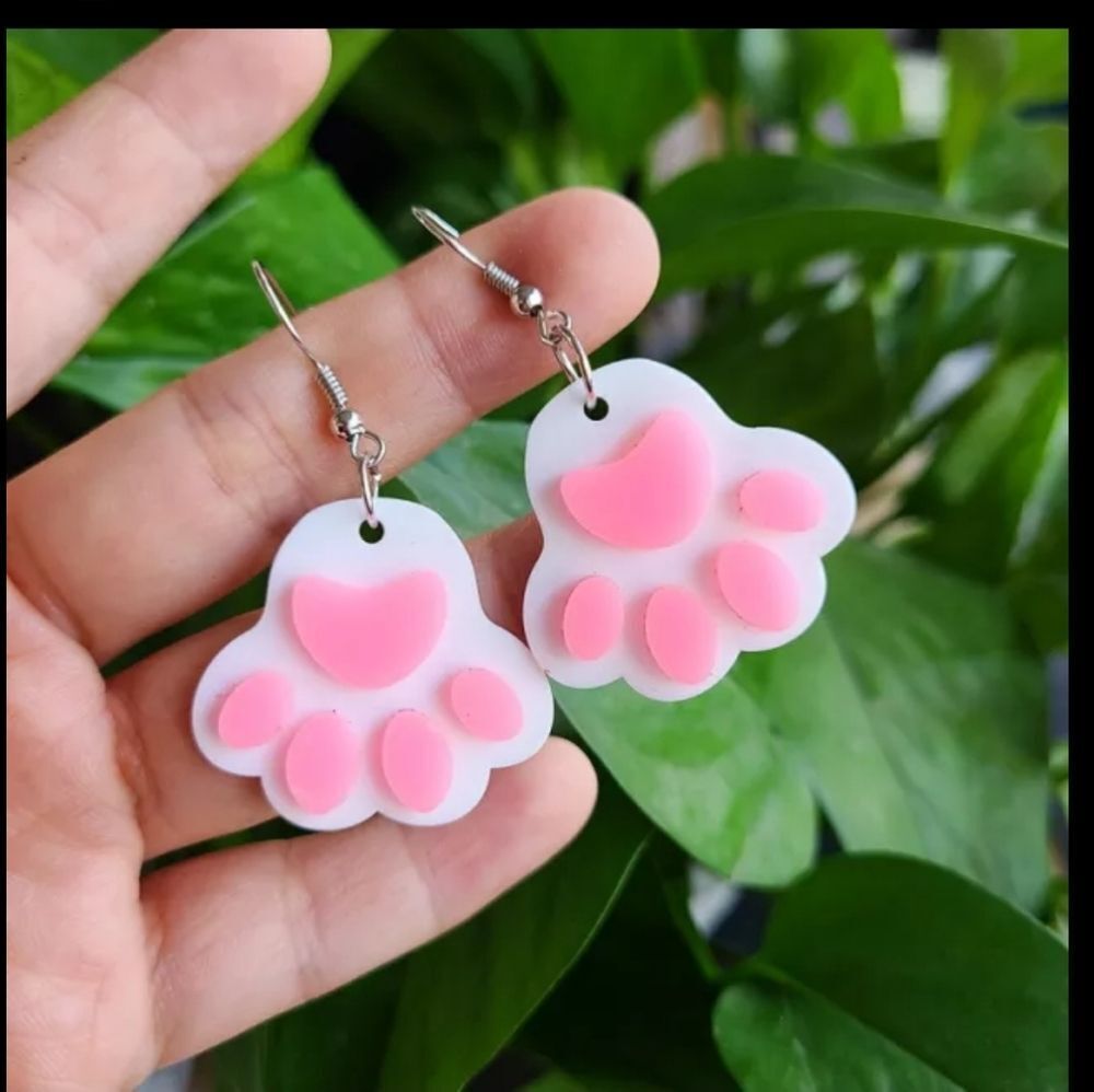 NWOT Acrylic Cat Kitty Kitten Paw 🐾 Earrings